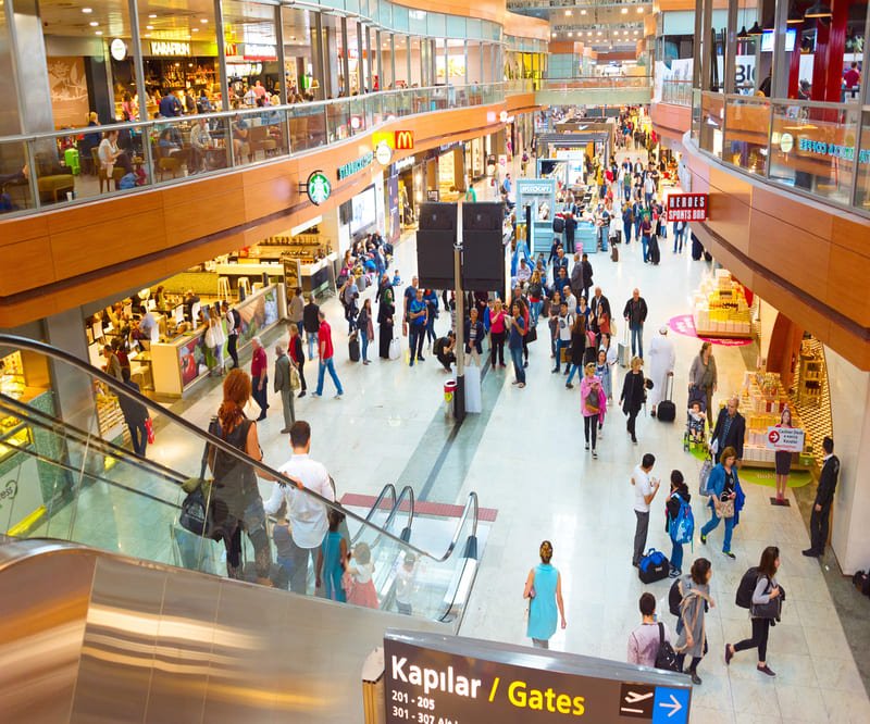 ISTANBUL, TURQUIE : Intérieur du hall des départs de l'aéroport international Sabiha Gökçen. Plus de 32 millions de touristes visitent la Turquie chaque année.