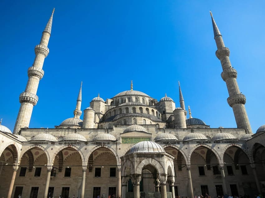 Un visiteur de l'Ouest une mosquée turque de retirer ses bottes