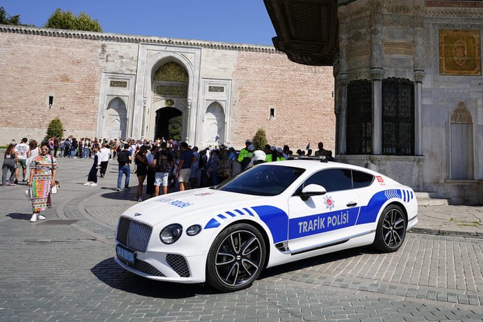 Voiture de police Trafik Polisi devant le Palais Topkapi Istanbul - Sécurité zones touristiques