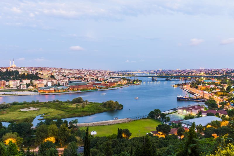 Vue panoramique de la Corne d'Or depuis la colline de Pierre Loti à Eyüp Istanbul avec pont et quartiers résidentiels