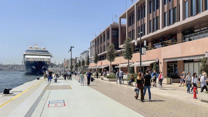 Сучасна набережна Галатапорту в Стамбулі з круїзним лайнером біля причалу, розкішними бутіками та пішоходами, що прогулюються вздовж Босфору.