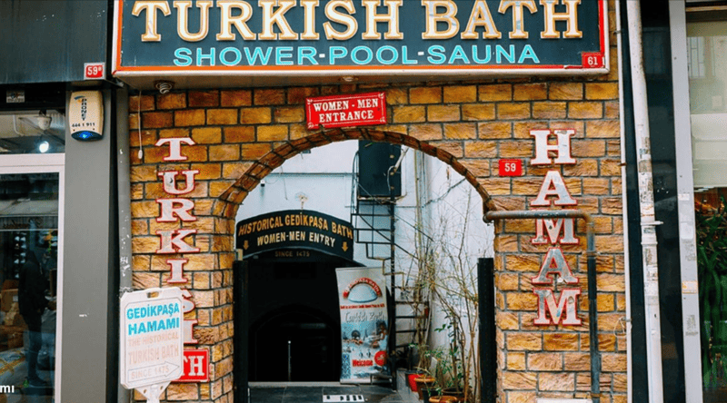 Entrée du Gedikpaşa Hamamı à Istanbul, hammam historique depuis 1475 avec enseigne Turkish Bath dans le quartier de Fatih